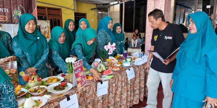 Kades Boboh Abdul Madjid dan Ketua PKK Umi Kholifah saat menjadi juri lomba sajian makan sehat. FOTO: ist.