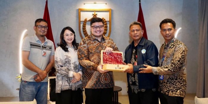 temu-kangen-bupati-dhito-dan-annisa-video-call-guru-smanya