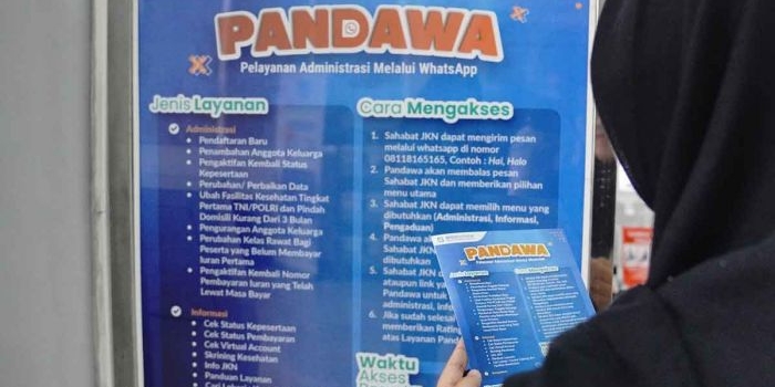 Warga melihat poster Pandawa untuk pengurusan kepesertaan JKN. Foto: Ist