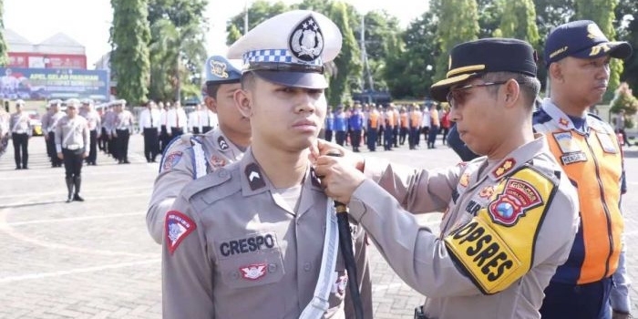 Kapolres Situbondo AKBP Dwi Sumrahadi Rakhmanto menyematkan pita secara simbolis petugas pengamanan arus mudik dan balik Lebaran 2024. Foto: Humas Polres Situbondo