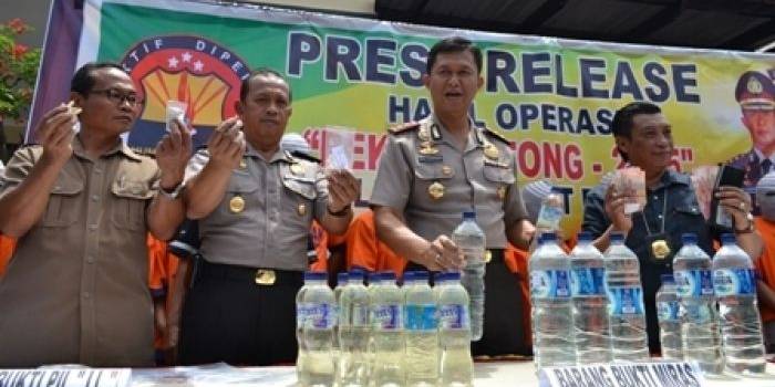 Kapolres Ponorogo AKBP Iwan Kurniawan Beserta Jajaranya Menunjukan Barang Bukti Dan Para Tersagka Yang Terjaring Dalam Operasi Pekat Katong 2015. (Prihantoro/BangsaOnline.com)