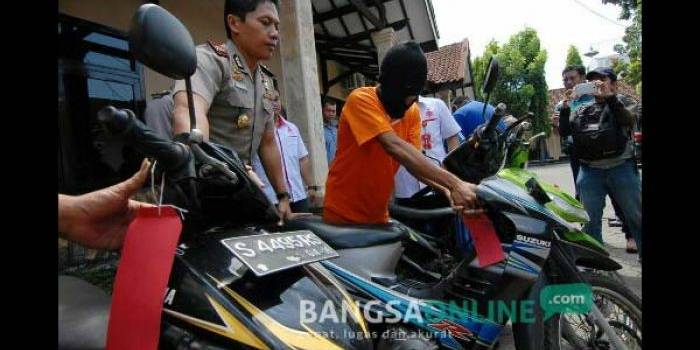 Salah satu pelaku mempraktikan cara mencuri motor di hadapan Kapolresta Mojokerto AKBP Nyoman Budiarja. foto: rony suhartomo/ bangsaonline