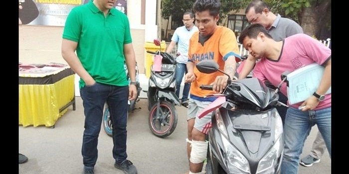 Pelaku bersama barang bukti.