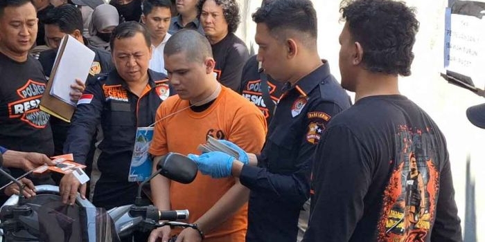 rekonstruksi-kasus-mutilasi-di-surabaya-warga-luapkan-amarah