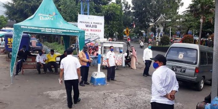 Diskopumdag secara persuasif telah melakukan jemput bola melakukan sosialisasi dengan cara mendekati para pengunjung pasar untuk memakai masker.