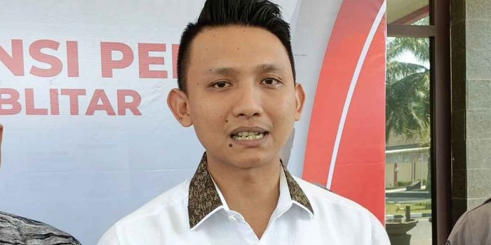 Kasatreskrim Polres Blitar, AKP Febby Pahlevi Rizal, saat memberi keterangan terkait penganiayaan santri.