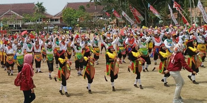 Sebanyak 489 siswa dilibatkan dalam tari kolosal Topeng Gettak yang berkolaborasi dengan tari Reog Ponorogo dalam rangka peringatan Hari Jadi Pamekasan ke-489.