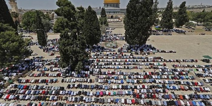 Suasana salat jumat di Yerusalem. foto: thetimeofisrael.com