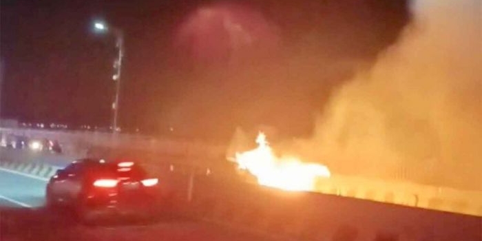 Mobil terbakar di Jembatan Suromadu.