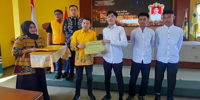 Penyerahan SKL kepada peserta Beasiswa Pendidikan Kesetaraan, Sabtu (13/6/2026). Foto: MUSTAIN/ BANGSAONLINE