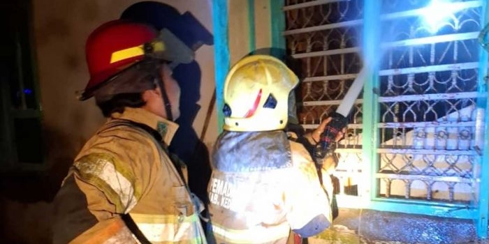 Petugas Damkar Kabupaten Kediri saat berusaha memadamkan api. Foto: Ist