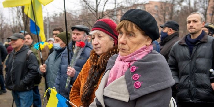 Wajah lesu  warga Ukraina. Mereka berkabung atas insiden bom di wilayah Kharkiv. Foto: AFP/mediaindonesia.com