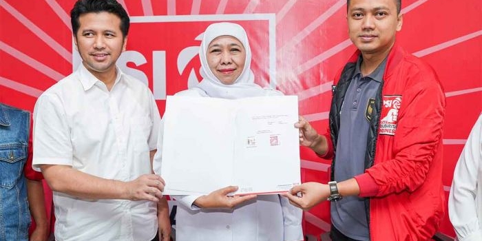 Khofifah Indar Parawansa, dan Emil Elestianto Dardak saat menerima surat keputusan B1 KWK dari PSI.