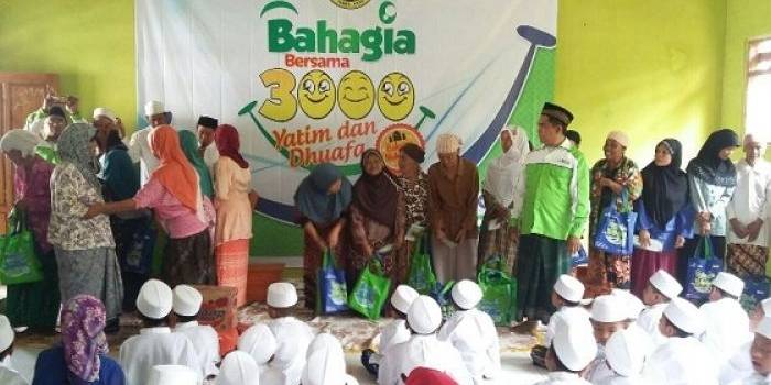 Ketua LAZ Sidogiri Cabang Bondowoso Mansur, SH.I MH saat Memberikan Santunan pada Anak Yatim dan Kaum Duafa.