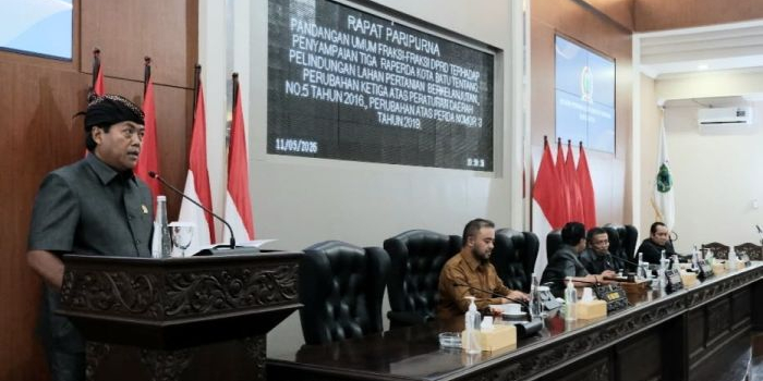 Rapat paripurna DPRD Kota Batu agenda pembahasan pandangan Fraksi terhadap 3 Raperda