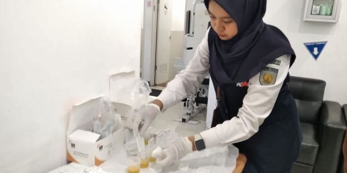 Petugas BNNK saat memeriksa satu per satu sampel urine.