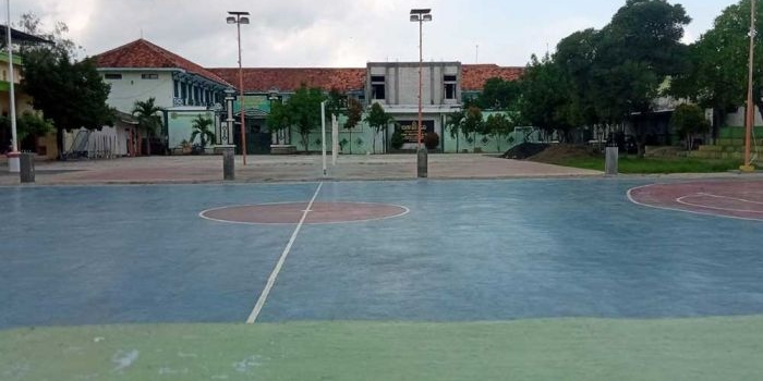 Lapangan basket di MAN Sumenep yang belum dipasang kanopi.