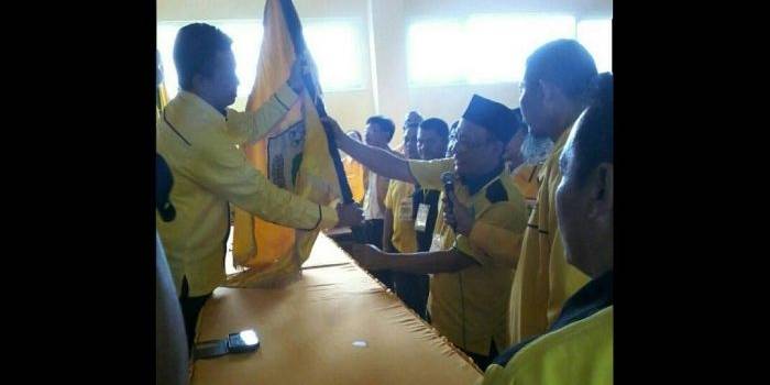 Ketua DPD II Golkar Gresik, Ahmad Nurhamim menerima bendera kepemimpinan Golkar, beberapa waktu lalu. foto: SYUHUD/ BANGSAONLINE