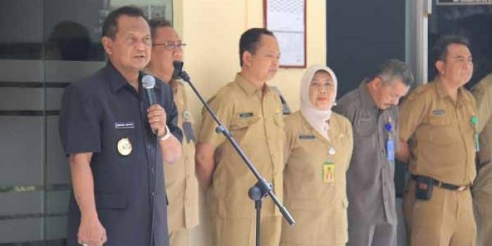 PIMPIN APEL: Pj Bupati Sidoarjo Jonathan Judyanto (kiri) saat memimpin apel pagi PNS di Kantor Sekretariat Pemkab Sidoarjo, Selasa (3/11/2015). foto: musta