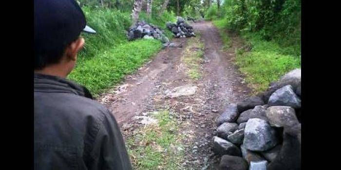 Proyek JUT di Desa Bades, Kecamatan Pasirian yang belum selesai. (foto: Imron/BANGSAONLINE)