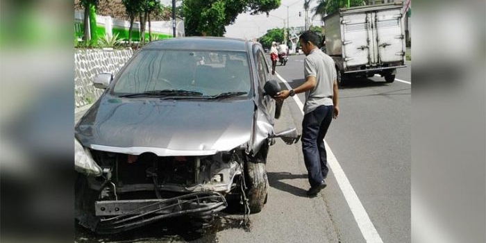 Kondisi mobil Toyota Innova usai menabrak motor dan tenda para buruh PT. SBL yang mogok kerja.