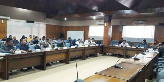 SAMPAIKAN ASPIRASI: Perwakilan PKL Stasiun Buduran saat hearing dengan Komisi B, di gedung DPRD Sidoarjo, Senin (22/8). foto istimewa