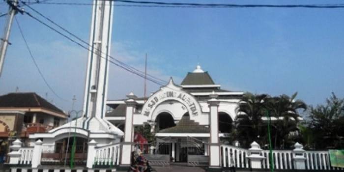 Masjid Agung Al-Fattah, yang berhadapan dengan alun-alun Kota Mojokerto. foto : yudi eko purnomo/BANGSAONLINE