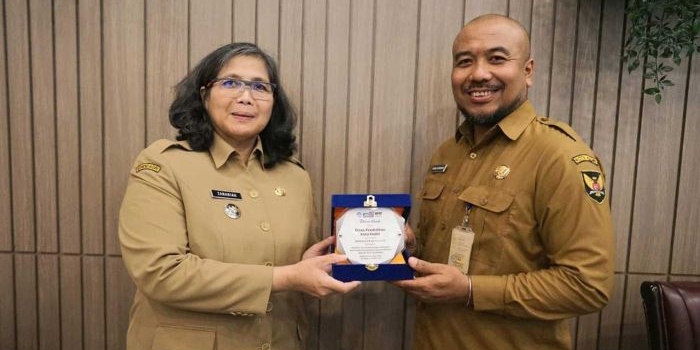 Pj Wali Kota Kediri Zanariah dan Kepala Dinas Pendidikan M. Anang Kurniawan saat menunjukkan Penghargaan. Foto: Ist.