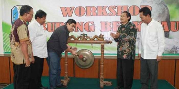 TABUH GONG: Ketua umum PBI Bagya Rahmadi menabuh gong sebagai tanda dibukanya workshop burung berkicau. 