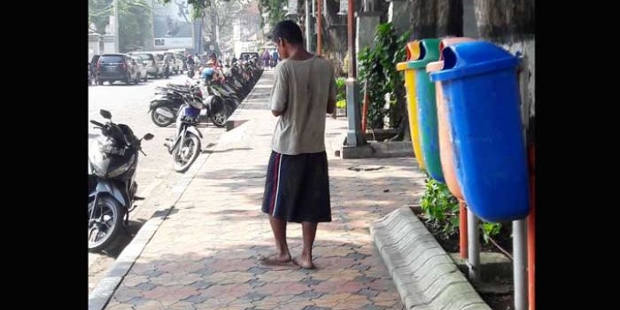 Salah satu orgil yang berada di alun-alun Gresik. foto: syuhud/ bangsaonline