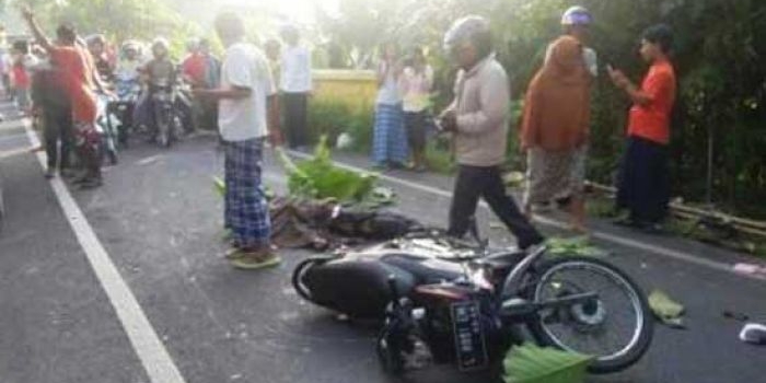 Motor yang ditabrak jadi tontonan warga sekitar.