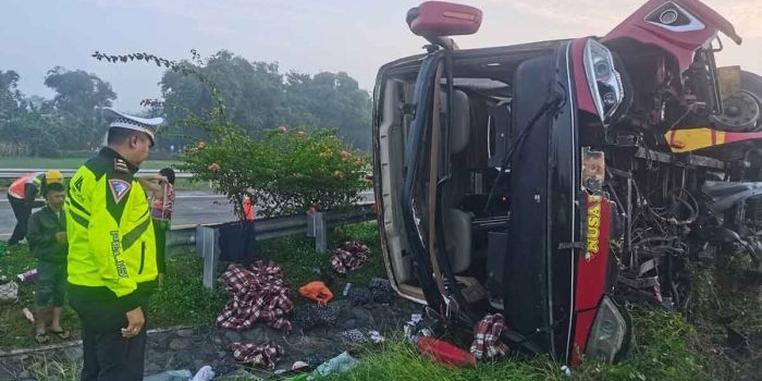bawa-36-penumpang-bus-pariwisata-dari-bali-kecelakaan-di-tol-jombang