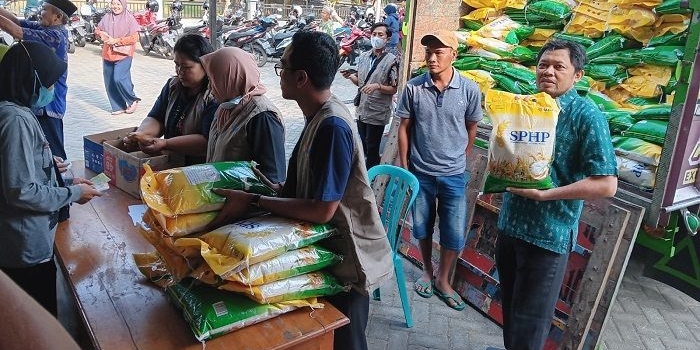 Warga saat antre untuk mendapatkan beras murah. Foto: Ist. 