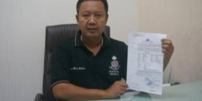 SURAT PENAHANAN – Kasubid Hardabangtah Dit Reskrimum Polda Jatim AKBP Hadi Utomo menunjukkan surat penahanan di Mapolda Jatim, Minggu (18/5/2014). foto : rusmiyanto/BangsaOnline

