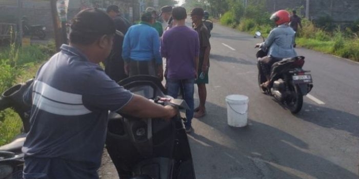 2-motor-bertabrakan-di-jalur-blackspot-cerme-gresik-pengendara-luka-berat