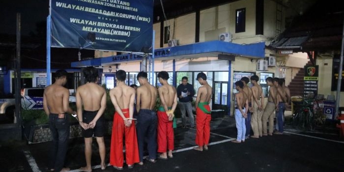 konvoi-oknum-pesilat-di-blitar-rusak-rumah-dan-keroyok-pemotor-lain-hingga-luka-parah