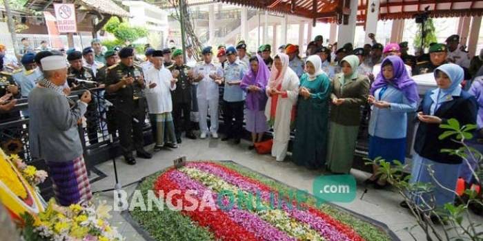 Panglima TNI Jenderal gatot Nurmantyo saat berdoa bersama di area makam KH Hasyim Asy