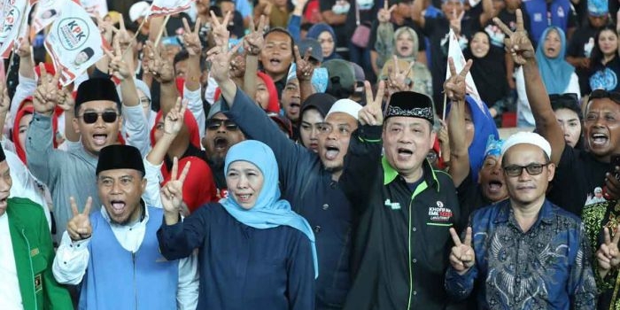 Calon Gubernur Jawa Timur nomor urut 2, Khofifah Indar Parawansa, saat bersama relawan dan partai pengusung di Banyuwangi.