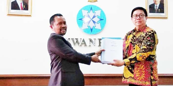 Ketua Dewan Pers Yoseph Adi Prasetya (kanan) ketika menerima pendaftaran berkas organisasi dari pengurus AMSI yang dipimpin Ketua Umum AMSI Wenseslaus Manggut, di kantor Dewan Pers Jakarta, Senin (27/8/2018).