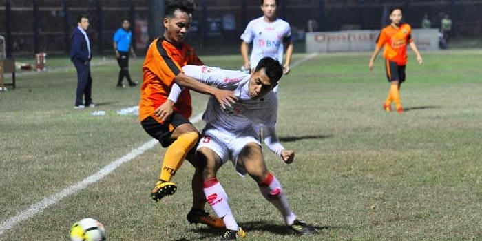 Pemain Persibo saat duel dengan pemain Persis Solo saat uji coba beberapa waktu lalu. foto: EKY NURHADI/ BANGSAONLINE