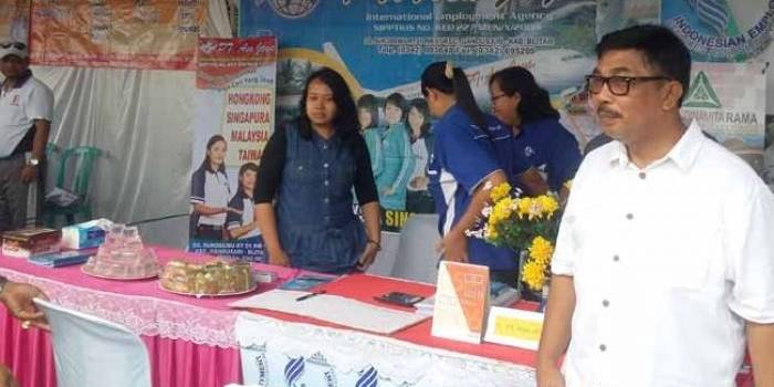 Bupati Blitar Herry Noegroho meninjau Job Fair yang diselenggarakan di Kecamatan Kademangan. Foto: tri susanto/BANGSAONLINE