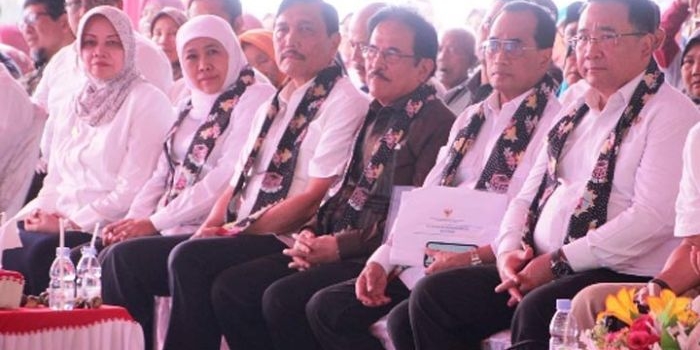 Gubernur Jawa Timur Khofifah Indar Parawansa bersama Menteri Kordinator Kemaritiman Luhut Binsar Panjdahitan, Menteri Perhubungan Budi Karya Sumadi, Menteri Agraria dan Tata Ruang Sofyan Djalil, Menteri Desa, Pembangunan Daerah Tertinggal dan Transmigrasi Eko Putro Sandjojo, Bupati Kediri Haryanti Sutrisno, serta Sekdaprov Jatim Heru Tjahjono di Sanggar Kegiatan Belajar (SKB) Grogol Kabupaten, Kediri, Jawa Timur, Sabtu (31/8/2019). foto: istimewa/bangsaonline.com