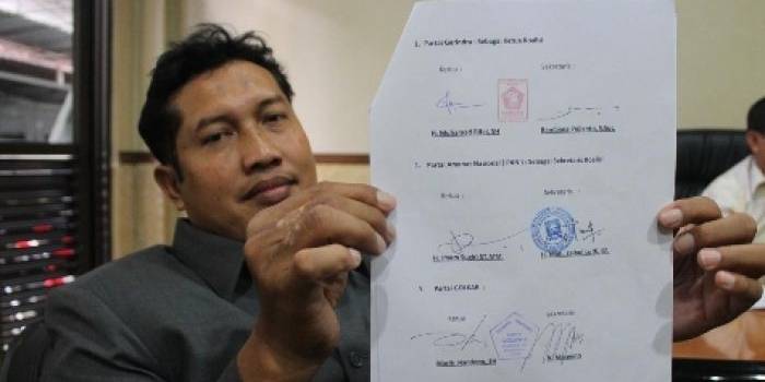 BUKTI KOALISI – Ketua F-PAN Bangun Winarso menunjukkan bukti perjanjian KMP DPRD Sidoarjo, Senin (10/11/2014). foto: musta’in/BangsaOnline

