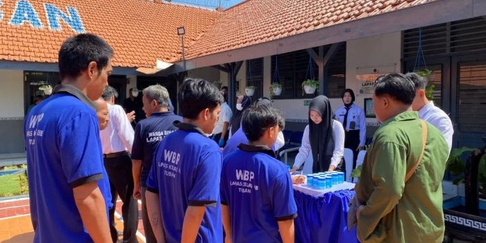 Warga binaan Lapas Tuban saat antre mengikuti tes urine