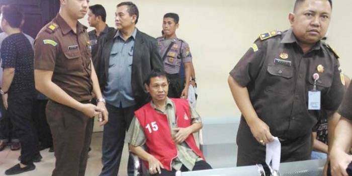 Terdakwa Eks Dirut PDAM Sidoarjo Sugeng Mujiadi, saat menunggu giliran Disidangkan di ruang Cakra PN Tipikor Jatim. foto: NANANG/ BANGSAONLINE