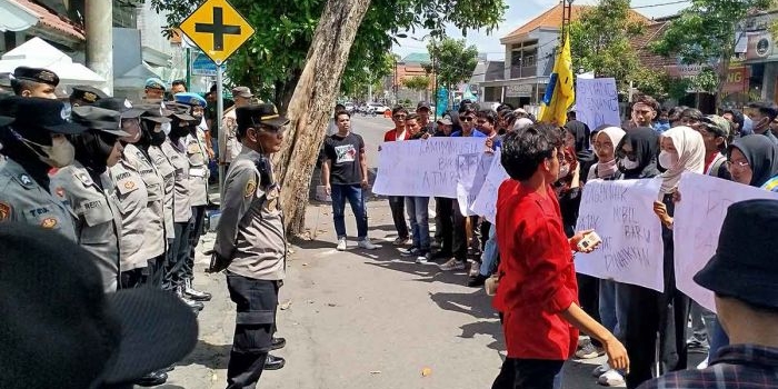 Mahasiswa di Jombang saat demo ke dewan soal penolakan kenaikan PPN 12 persen.