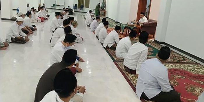 Suasana salat malam dan istighatsah di Masjid Kampus Institut Pesantren KH Abdul Chalim Pacet Mojokerto, Jumat (2/7/2021) tadi malam. foto: bangsaonline.com