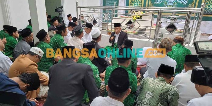 Prof Dr KH Asep Saifuddin Chalim, MA saat memimpin istighatsah di makam KH Abdul Chalim Leuwimunding Jawa Majalengka Jawa Barat. Foto: BANGSAONLINE