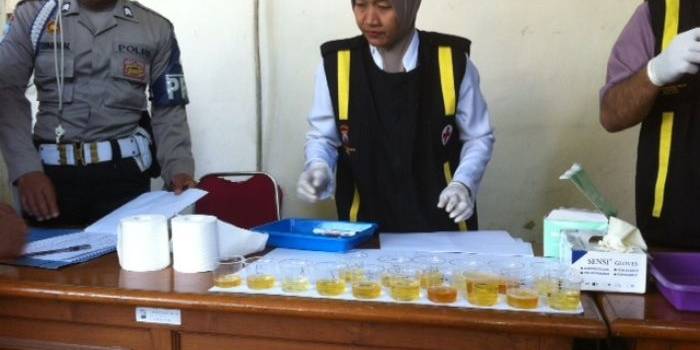 URINE. Hasil urine dari anggota polisi yang dilakukan tes. foto : arif kurniawan/bangsaonline