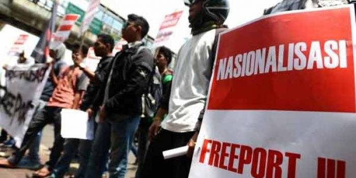Aktivis dari Solidaritas untuk Pergerakan Aktivis Indonesia (Suropati) menggelar aksi unjuk rasa di halaman kantor Freeport, Plaza 89 Kuningan, Jakarta, Kamis (26/11). foto: merdeka